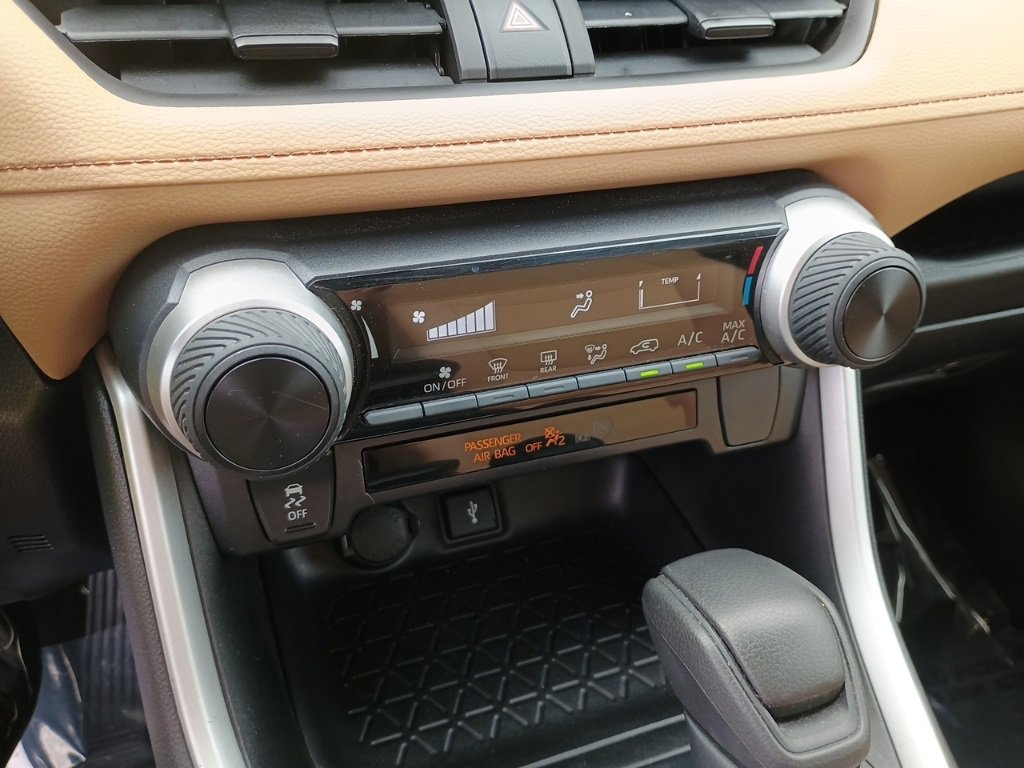 Used 2022 Toyota RAV4 LE image 30