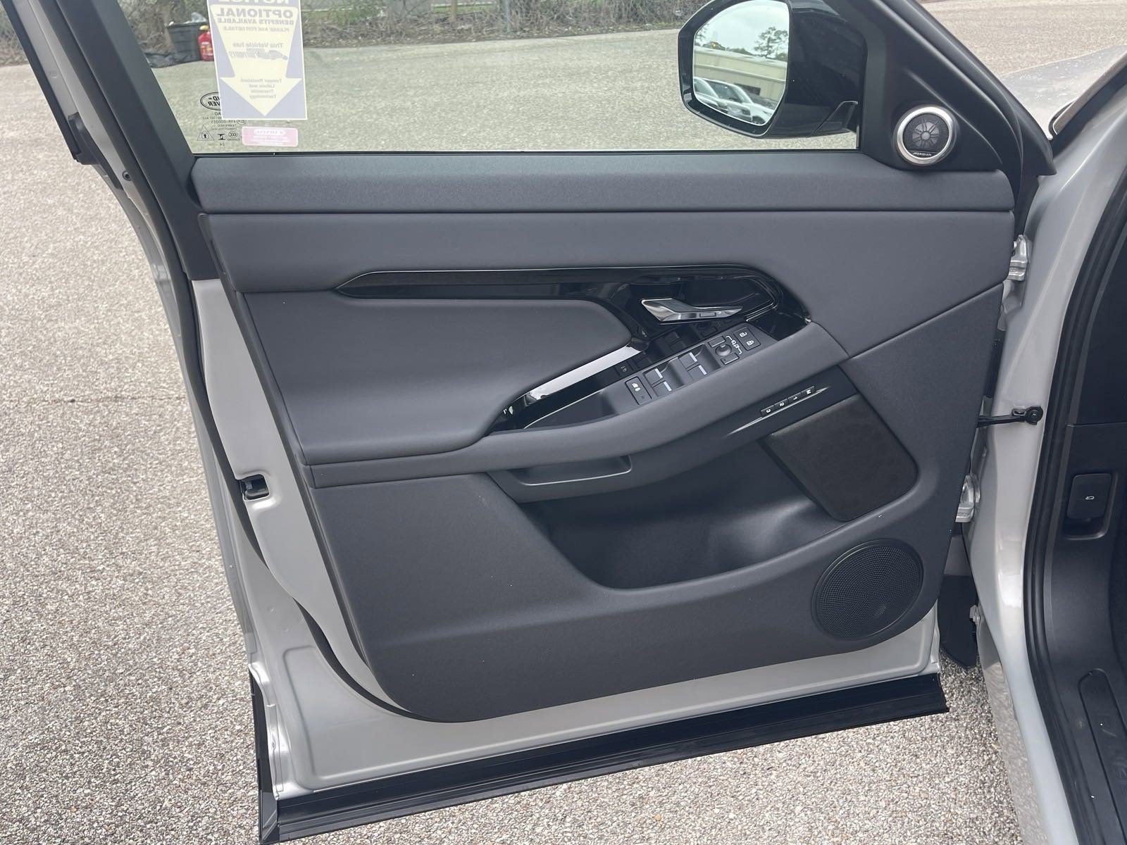 Used 2025 Land Rover Range Rover Evoque S image 11