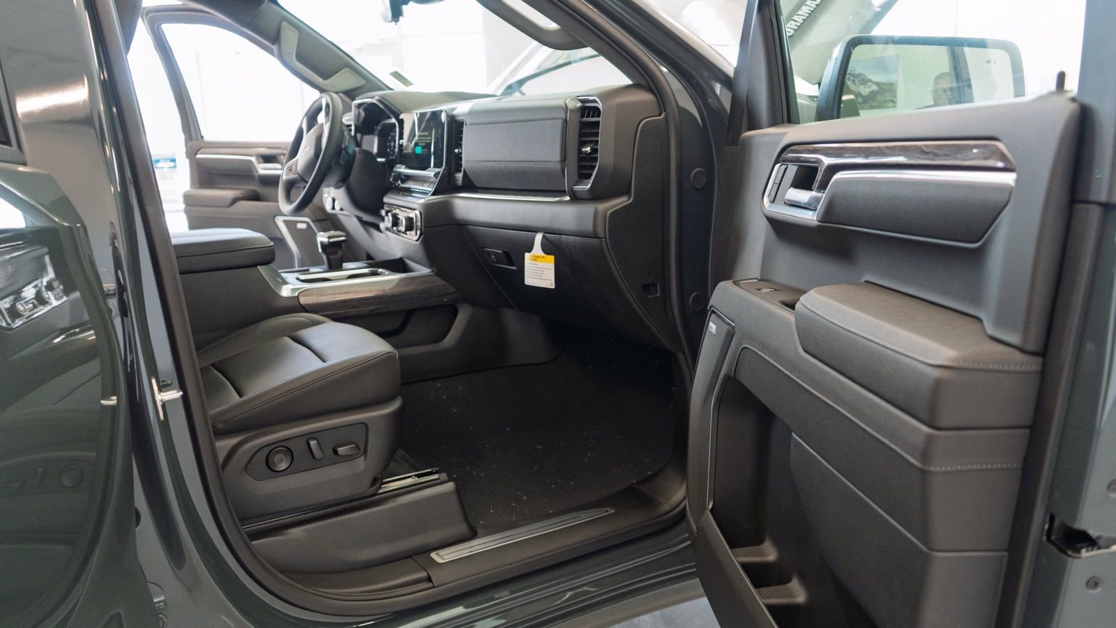 New 2026 Chevrolet Silverado 1500 LTZ w/ LTZ Premium Package image 18