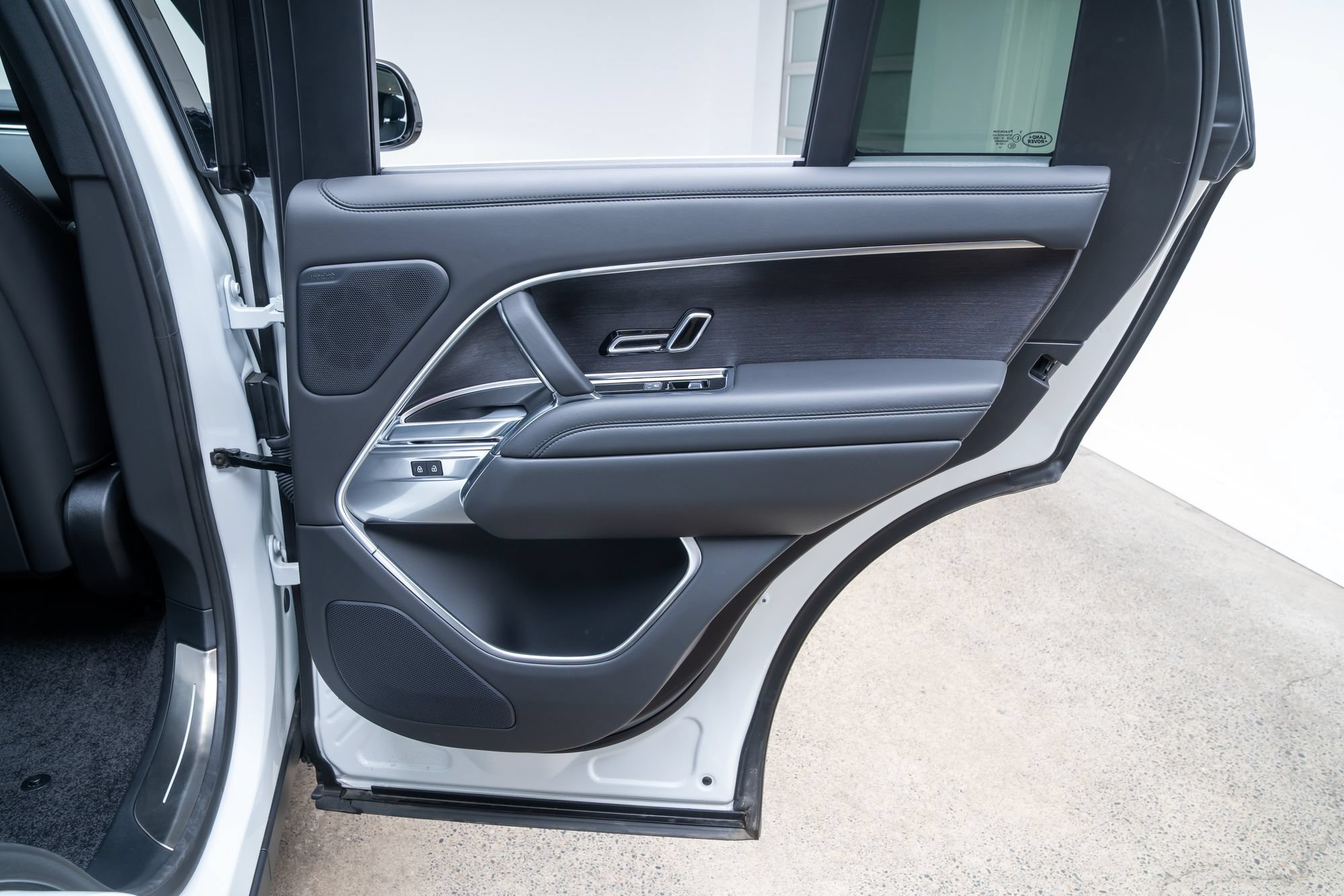 Used 2025 Land Rover Range Rover SE AWD/4WD image 23