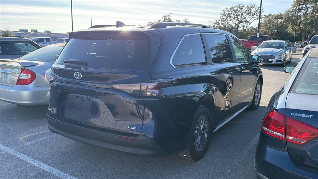 Certified 2025 Toyota Sienna XLE image 7