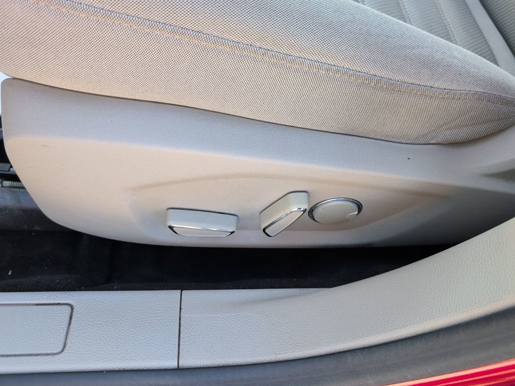 Used 2017 Ford Fusion SE w/ Fusion SE Technology Package image 9