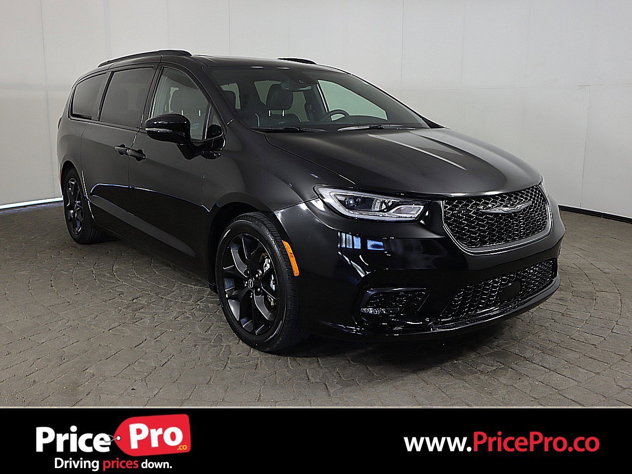 Used 2025 Chrysler Pacifica Limited image 1
