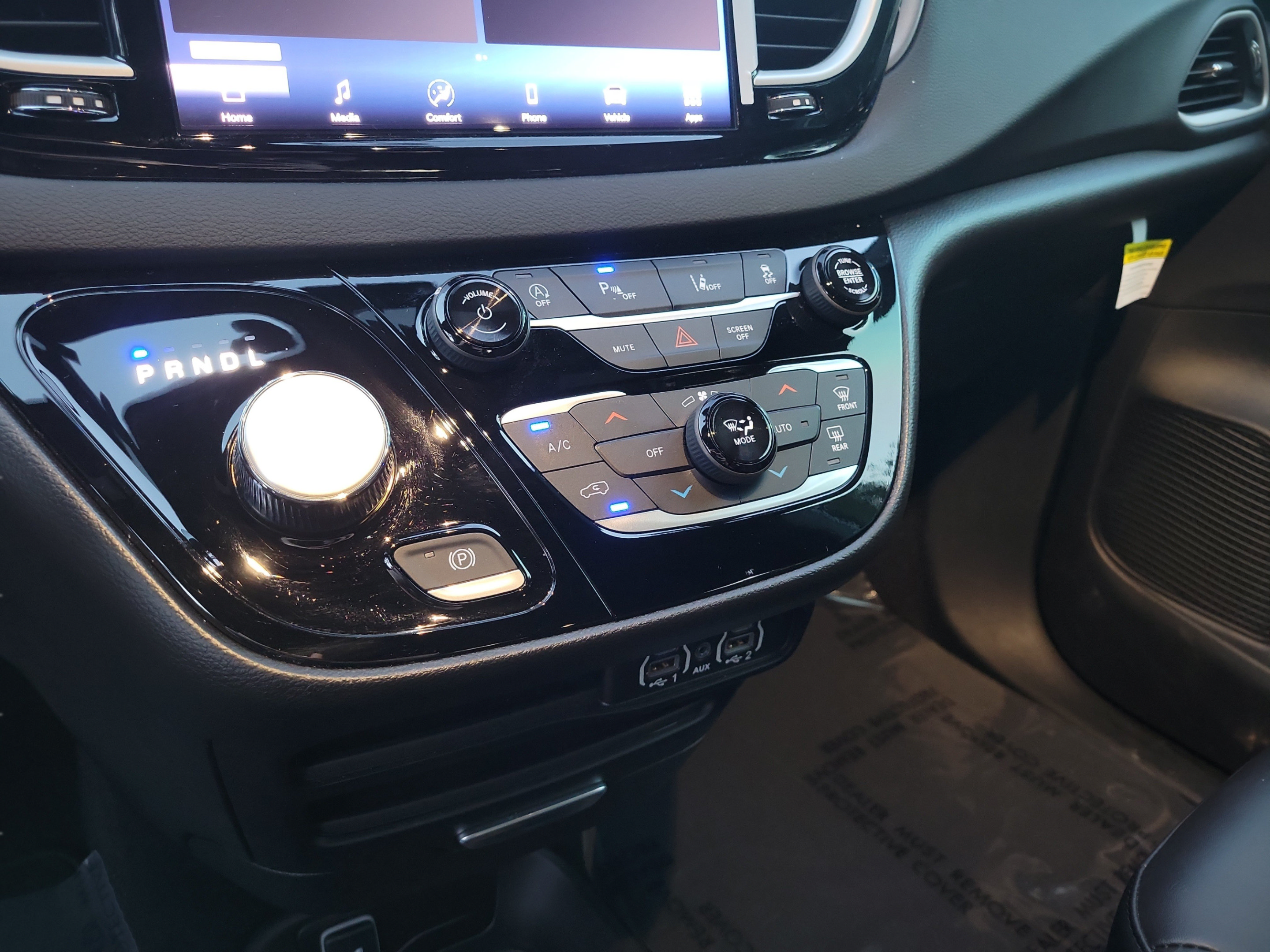 Used 2025 Chrysler Voyager LX FWD image 18