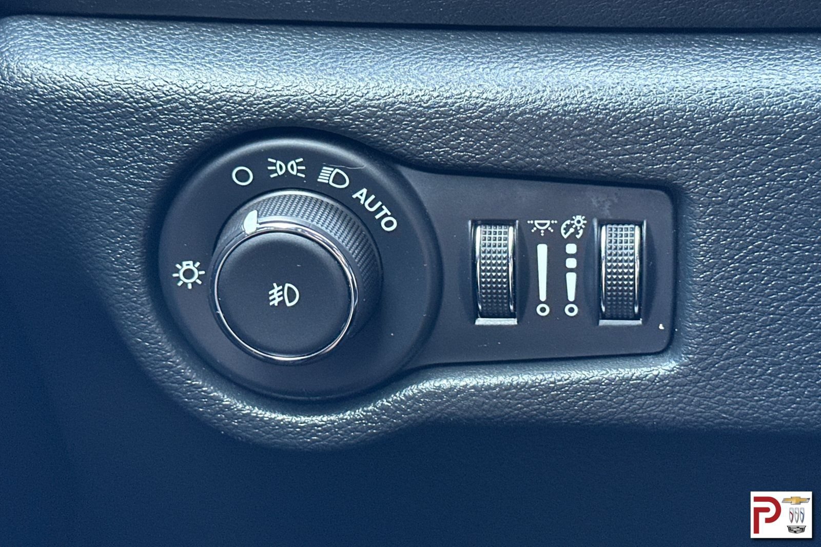 Used 2025 Chrysler Pacifica Select FWD image 33