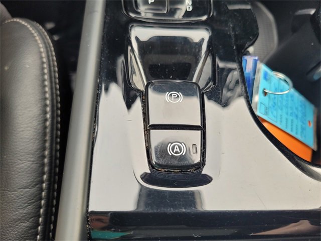 Used 2023 Volvo XC40 B5 Plus image 27