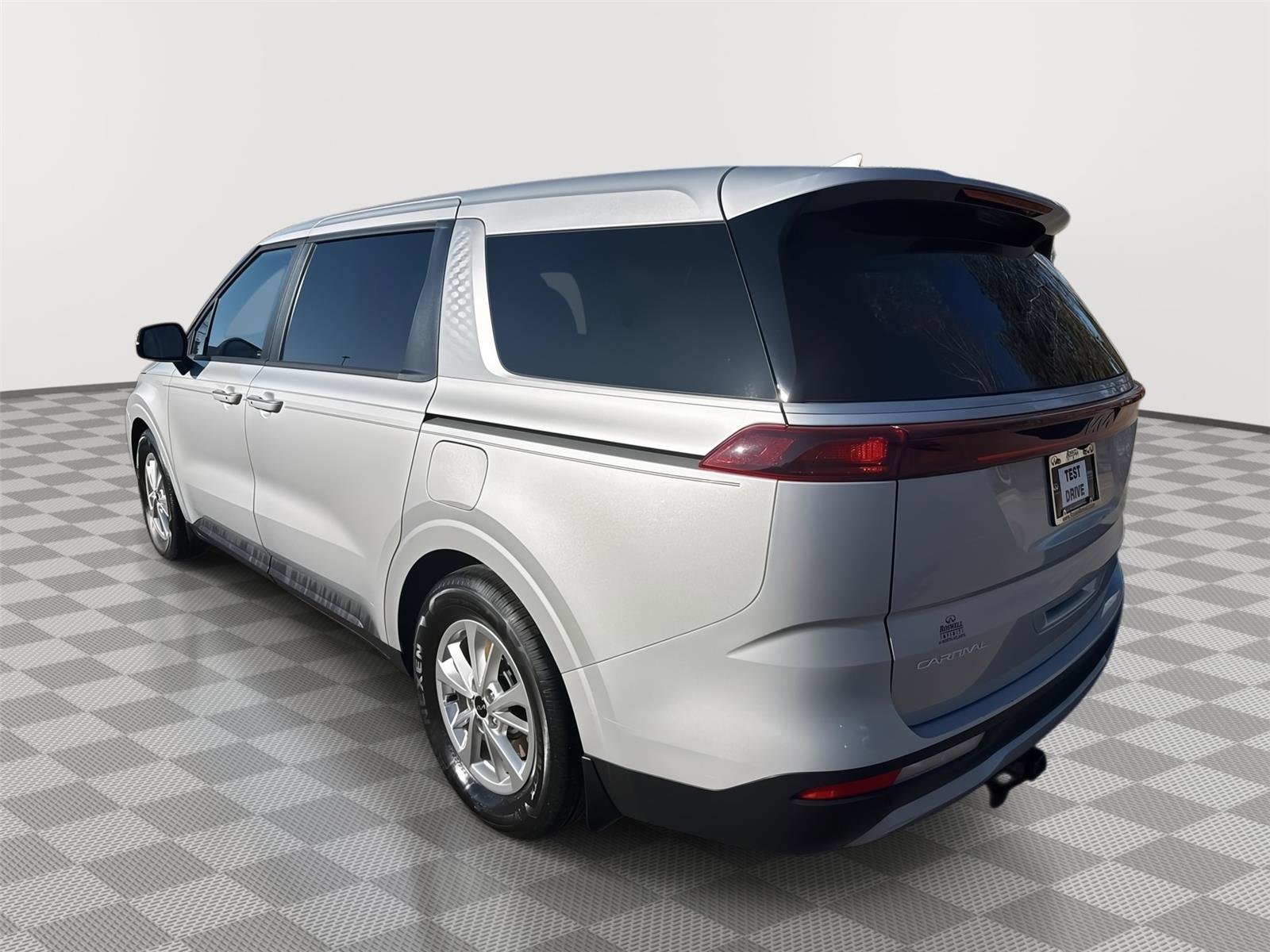 Used 2023 Kia Carnival LX image 7