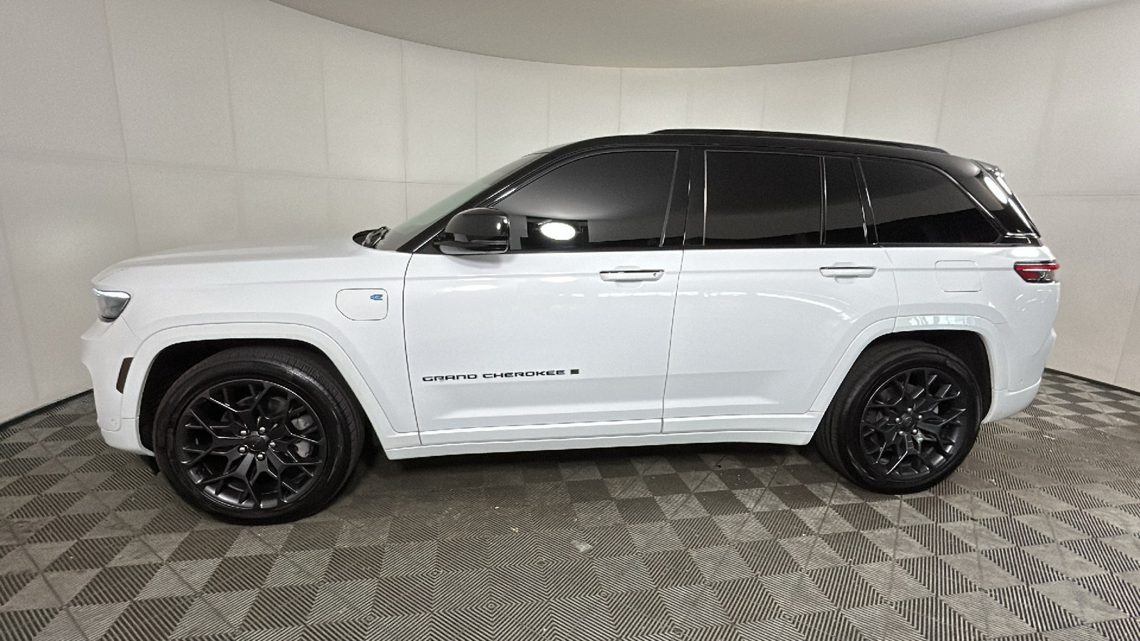 Used 2023 Jeep Grand Cherokee Summit w/ High Altitude Package AWD/4WD image 6