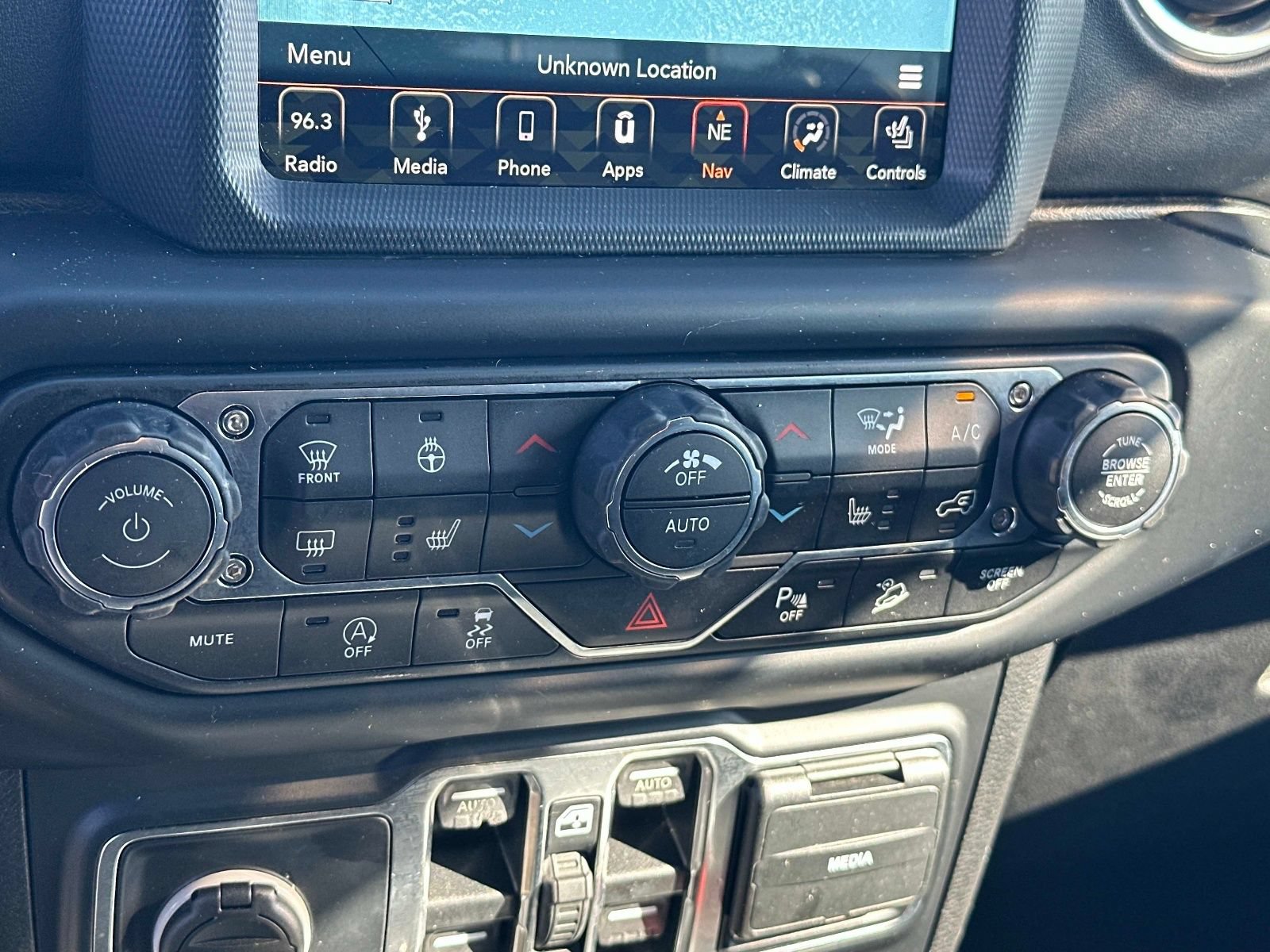 Used 2019 Jeep Wrangler Unlimited Sahara AWD/4WD image 18