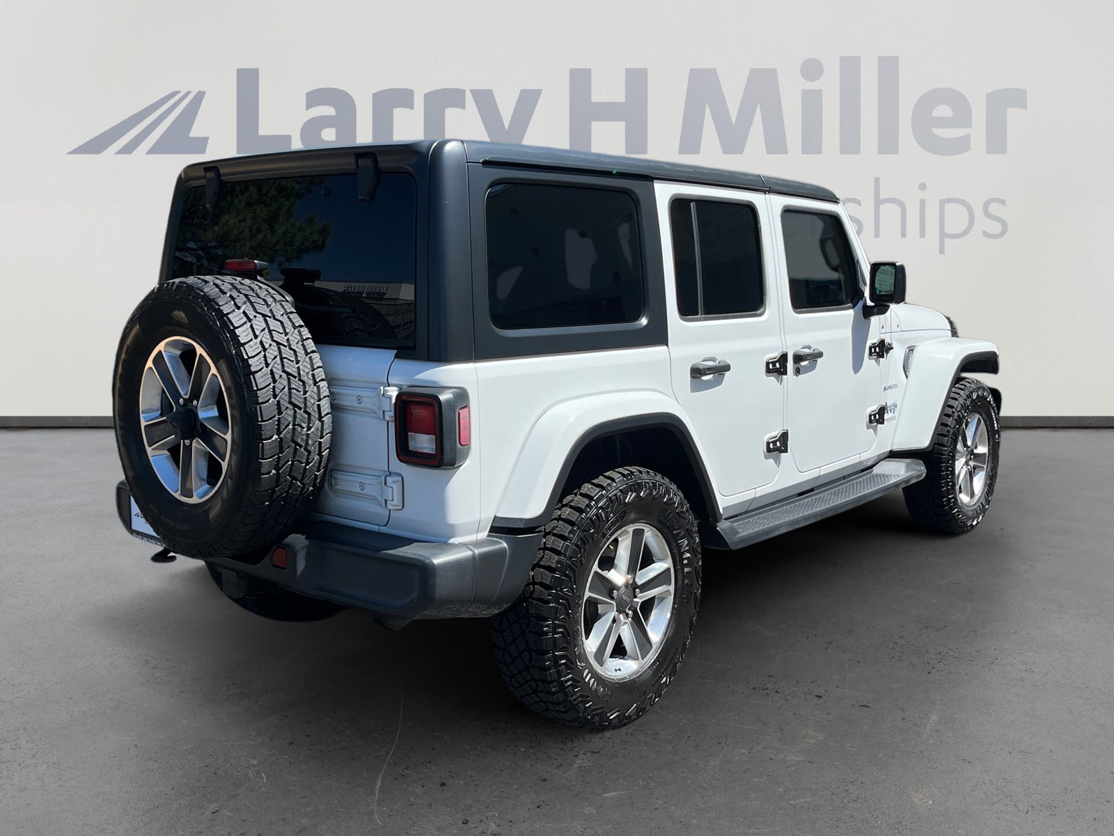 Used 2018 Jeep Wrangler Unlimited Sahara AWD/4WD image 5