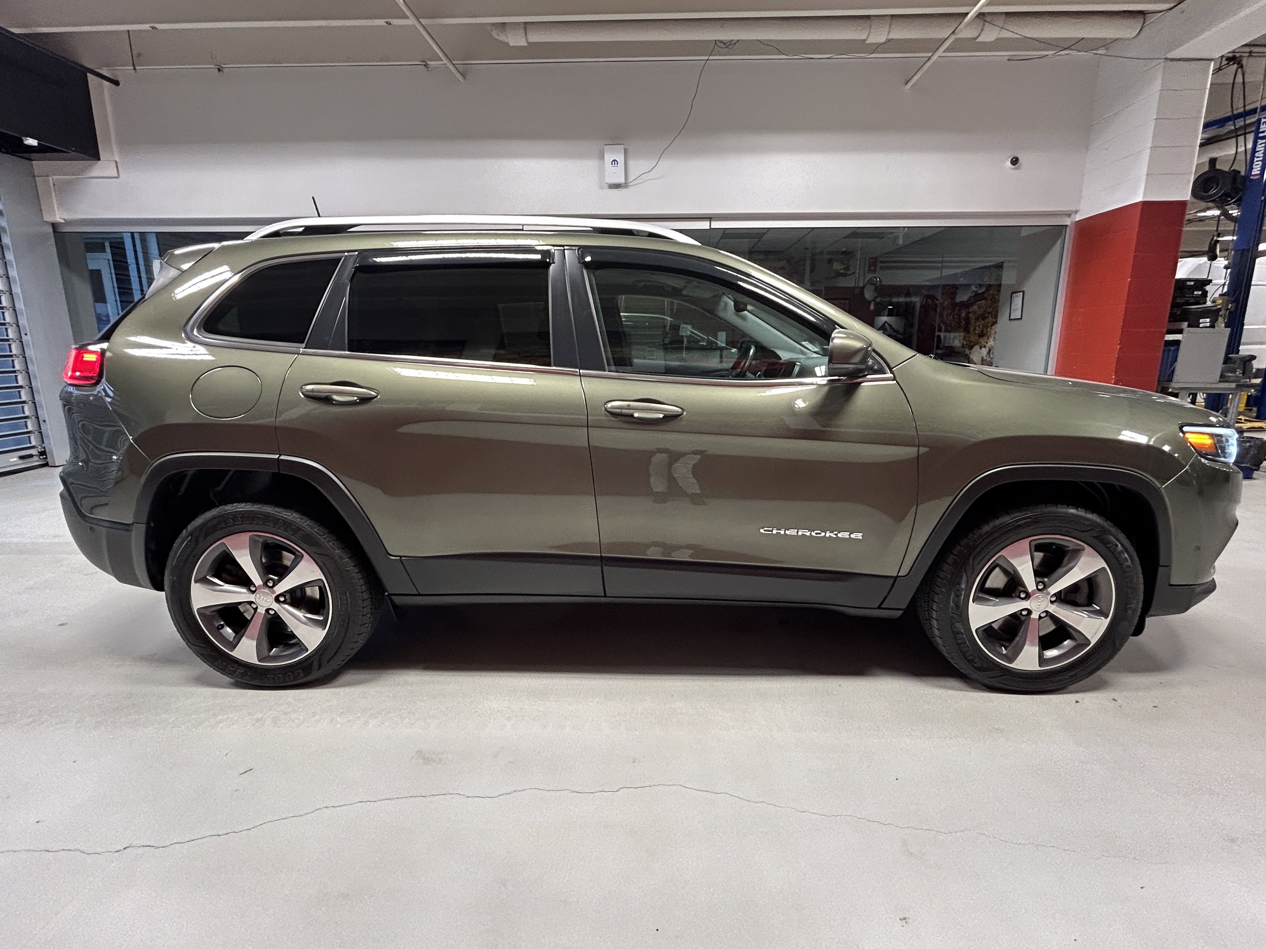 Used 2019 Jeep Cherokee Limited w/ Luxury Group image 9