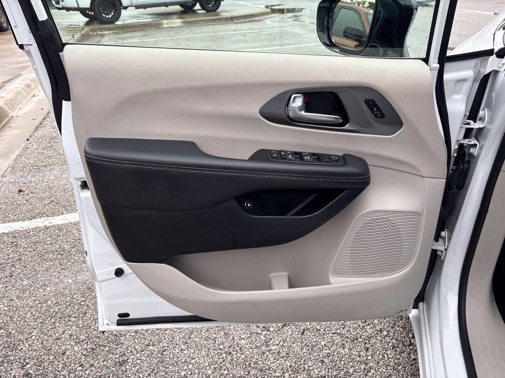 Used 2024 Chrysler Pacifica Limited FWD image 28