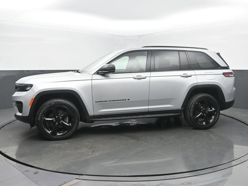 Used 2024 Jeep Grand Cherokee Altitude AWD/4WD image 2