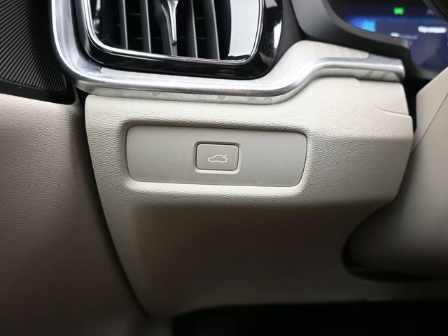 Used 2023 Volvo V60 B5 Cross Country Plus image 27