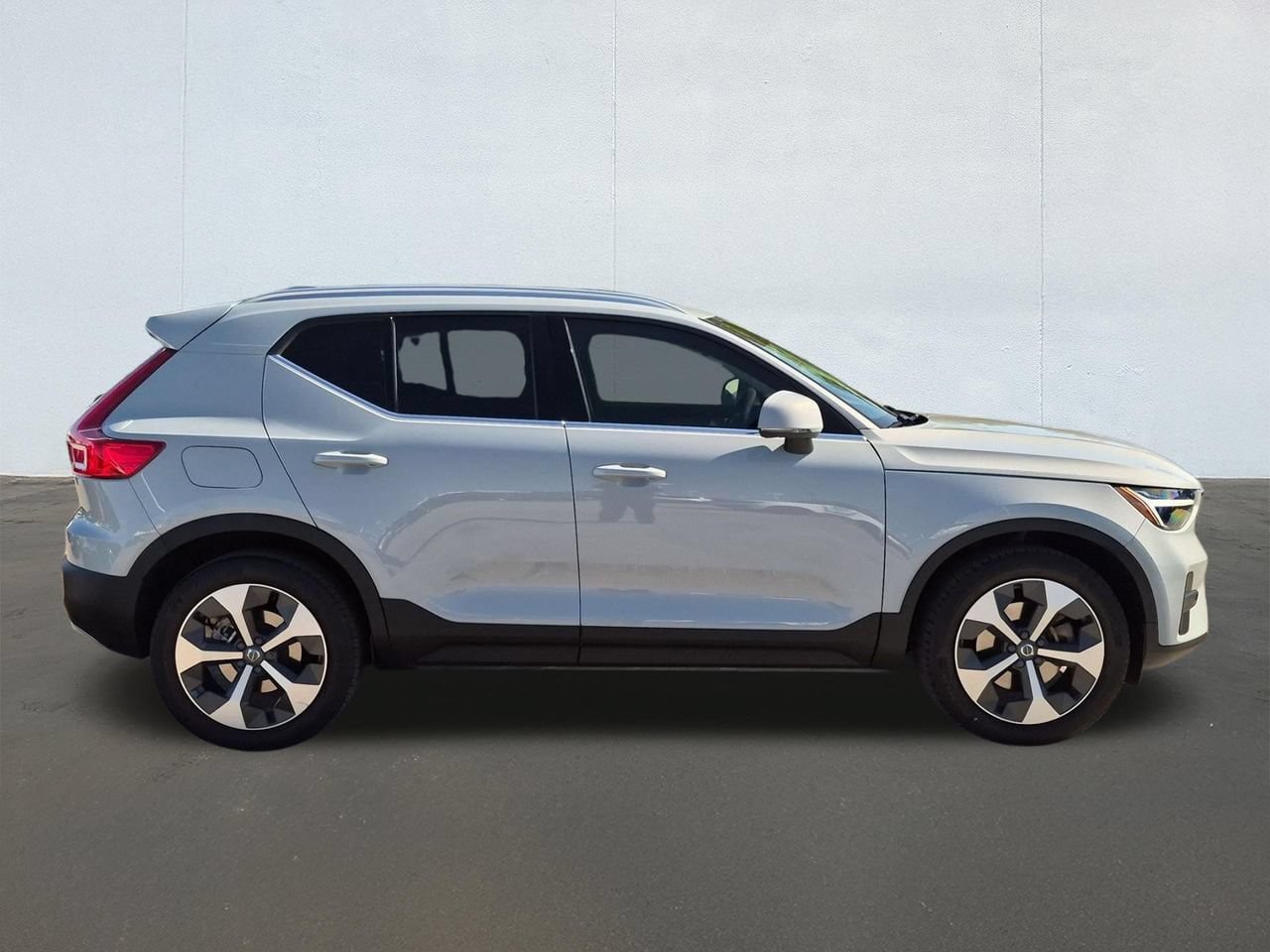 Certified 2024 Volvo XC40 B5 Core w/ Protection Package Premier AWD/4WD image 4
