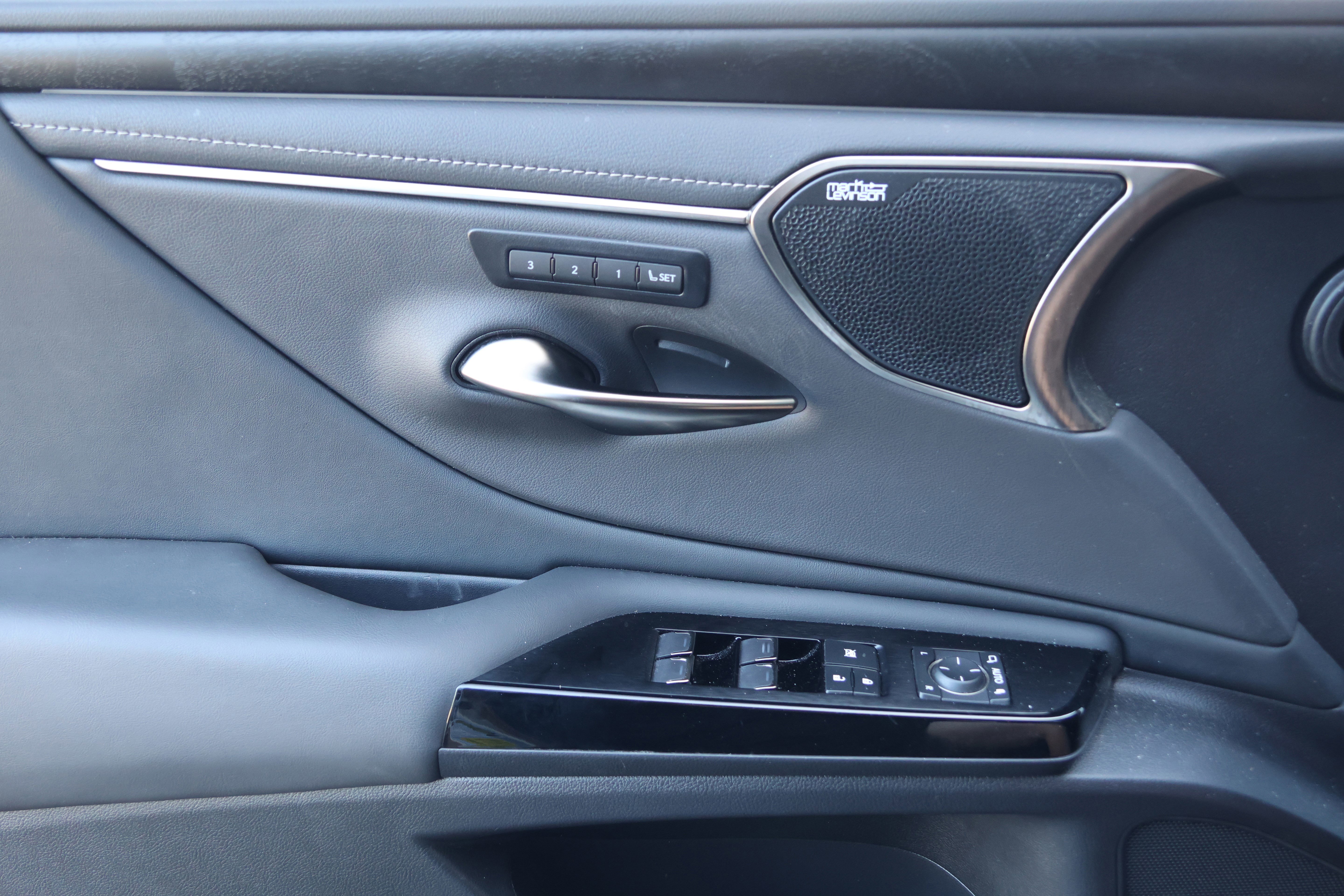 Used 2024 Lexus ES 350 Ultra Luxury w/ Accessory Package (Z2) image 12