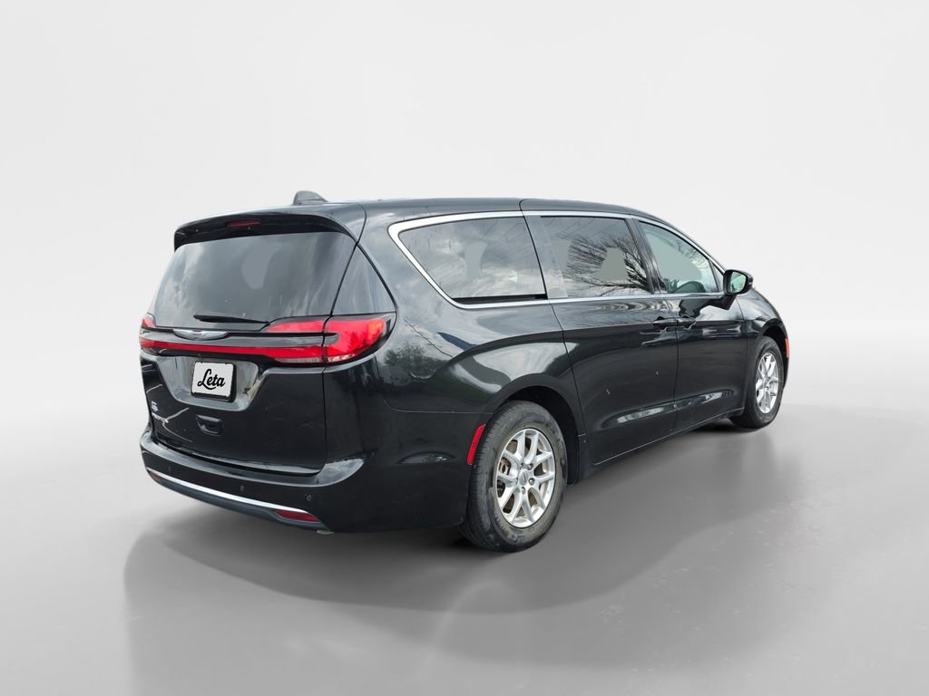 Used 2023 Chrysler Pacifica Touring-L FWD image 4