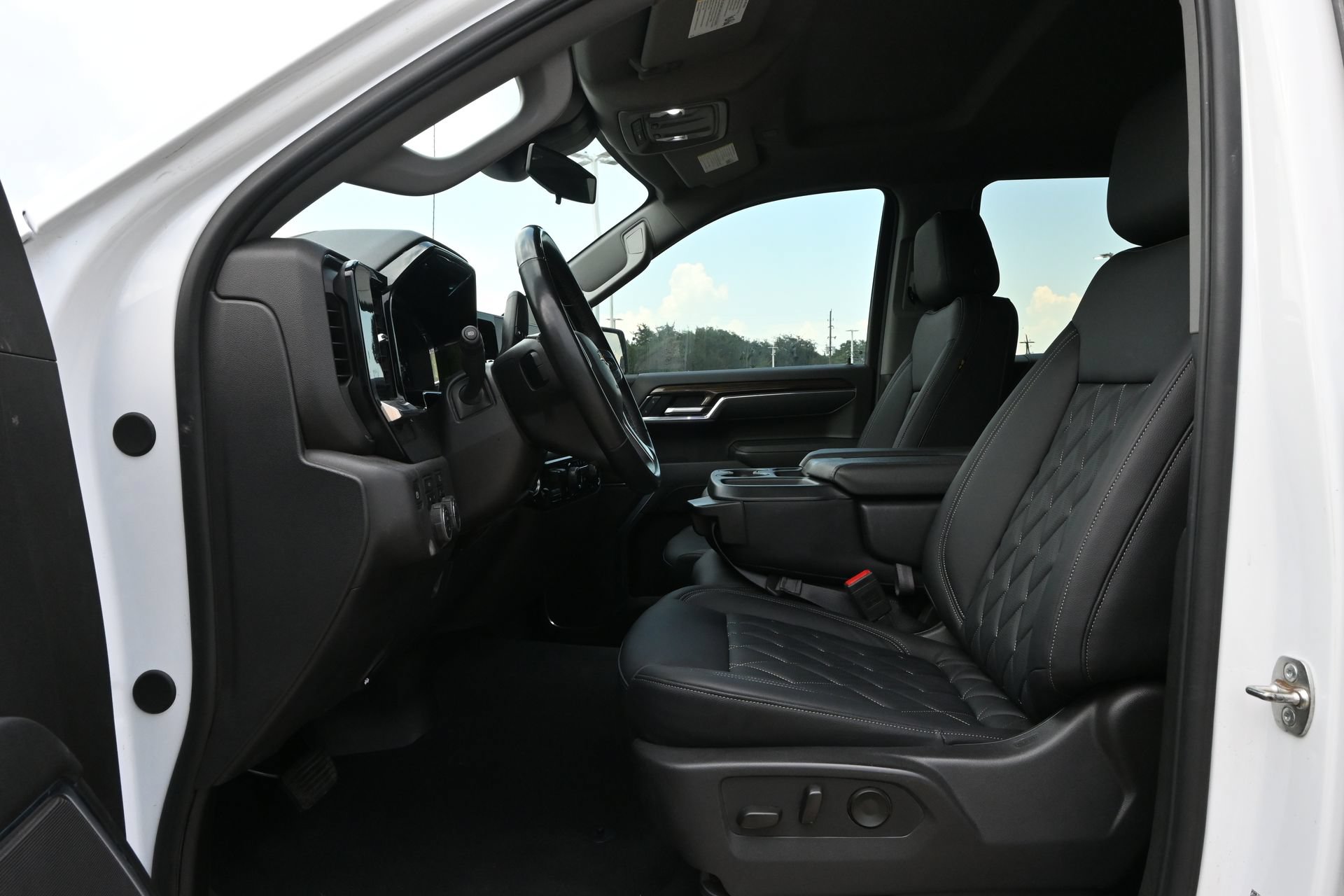 Used 2025 Chevrolet Silverado 1500 LT AWD/4WD image 19