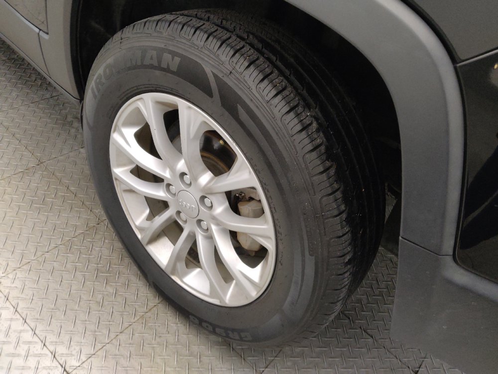 Used 2019 Jeep Cherokee Latitude w/ Popular Appearance Group FWD image 31