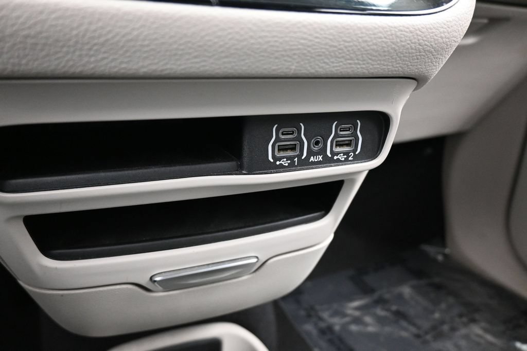 Used 2023 Chrysler Pacifica Touring-L FWD image 27