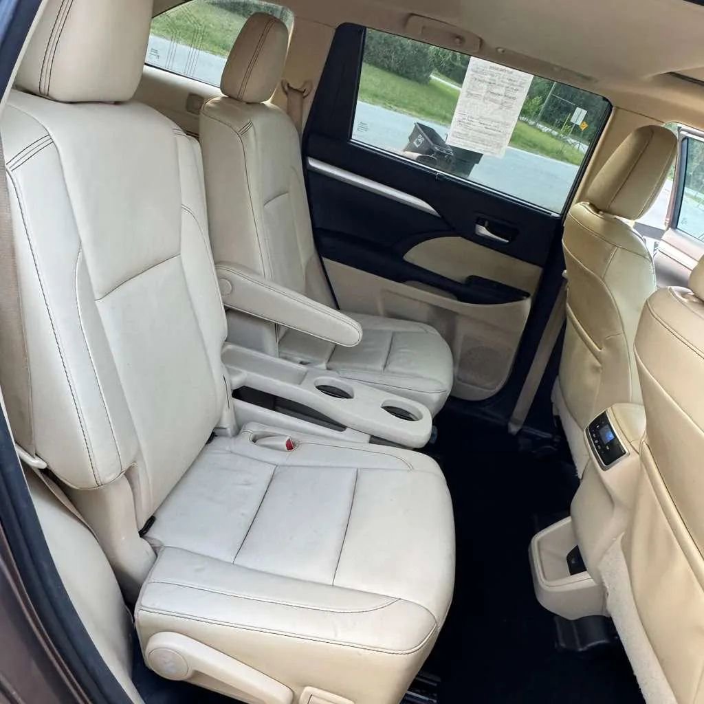 Used 2017 Toyota Highlander XLE FWD image 18