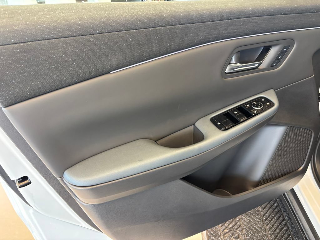 New 2026 Nissan Leaf Platinum+ w/ Cargo Package (Platinum+) FWD image 12