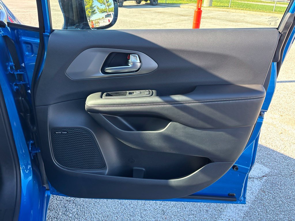 New 2027 Chrysler Pacifica Limited FWD image 26