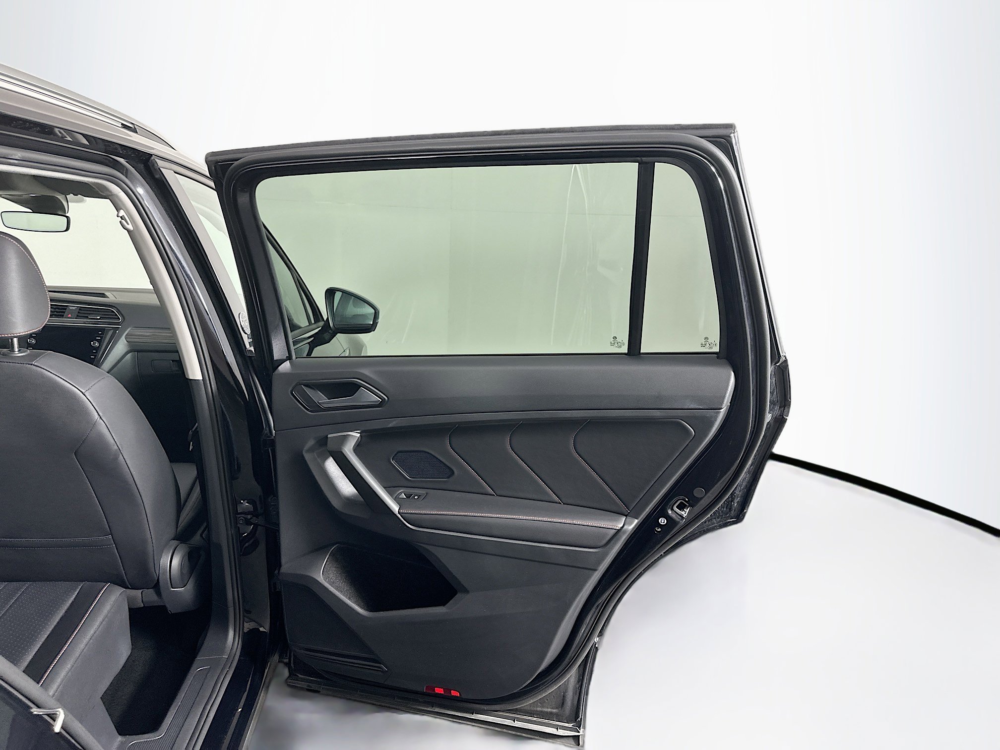 Used 2024 Volkswagen Tiguan SE image 31