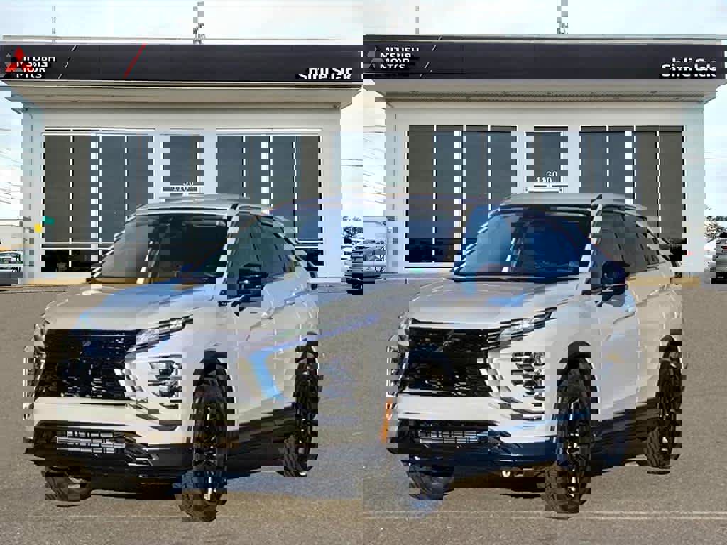 Used 2024 Mitsubishi Eclipse Cross LE image 1