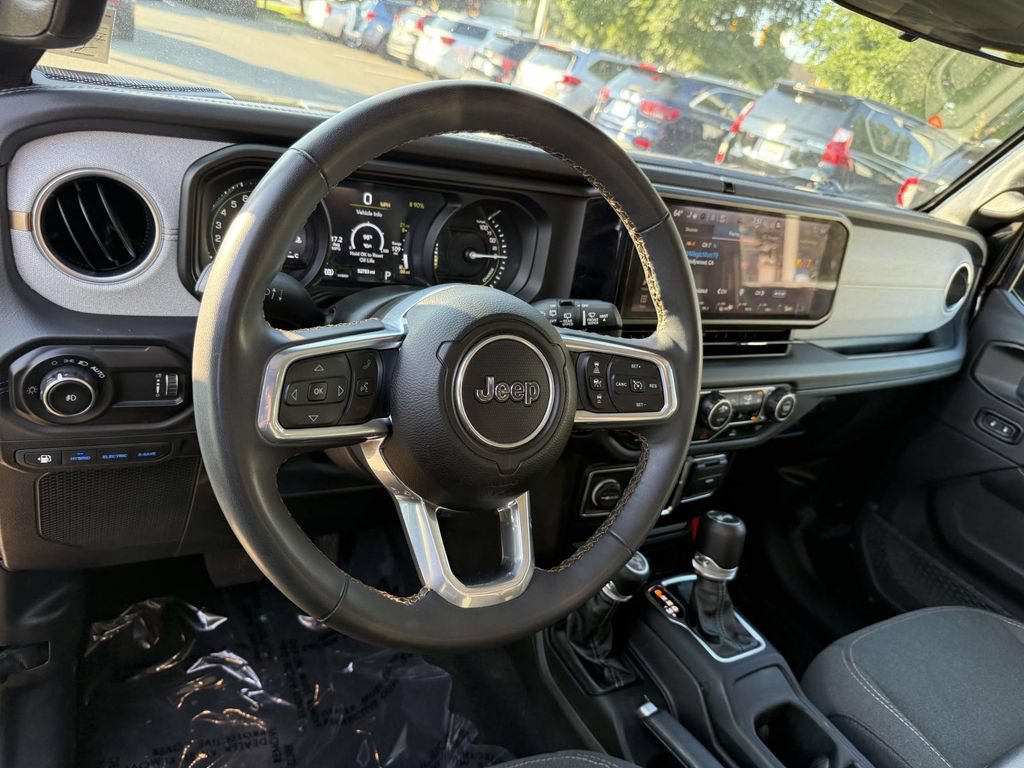 Used 2024 Jeep Wrangler Unlimited Sahara AWD/4WD image 2