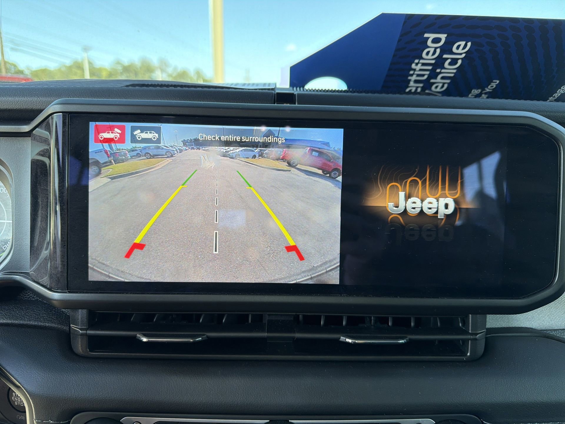 Used 2025 Jeep Wrangler Unlimited Sahara AWD/4WD image 5