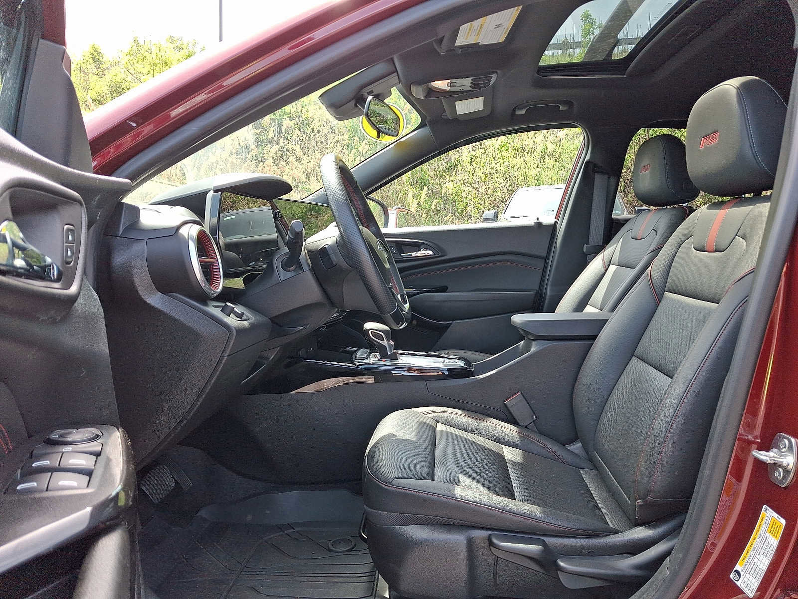 Used 2024 Chevrolet Trax RS w/ Sunroof Package FWD image 13