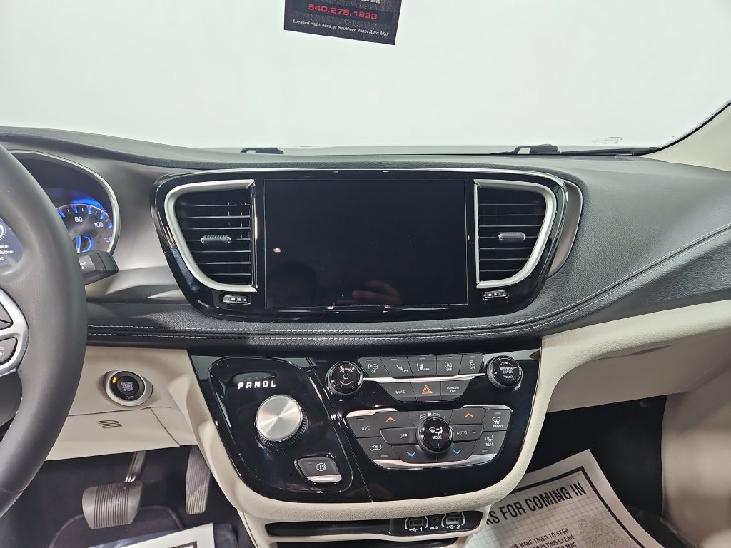 Used 2023 Chrysler Pacifica Touring-L AWD/4WD image 19