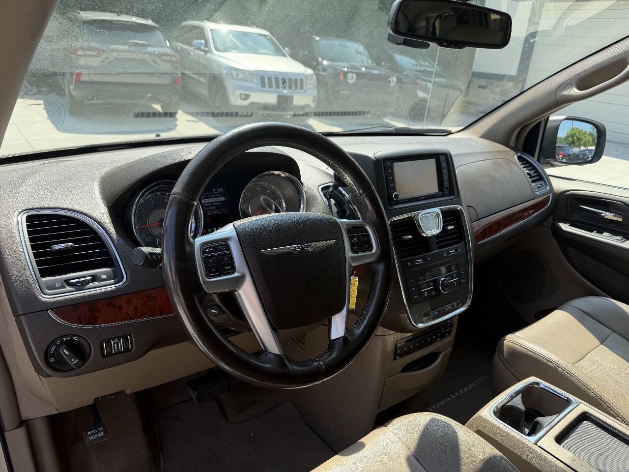 Used 2012 Chrysler Town & Country Touring-L w/ Entertainment Group #2 FWD image 13