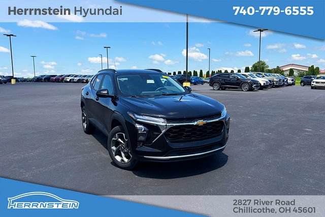 Used 2025 Chevrolet Trax LT FWD image 1