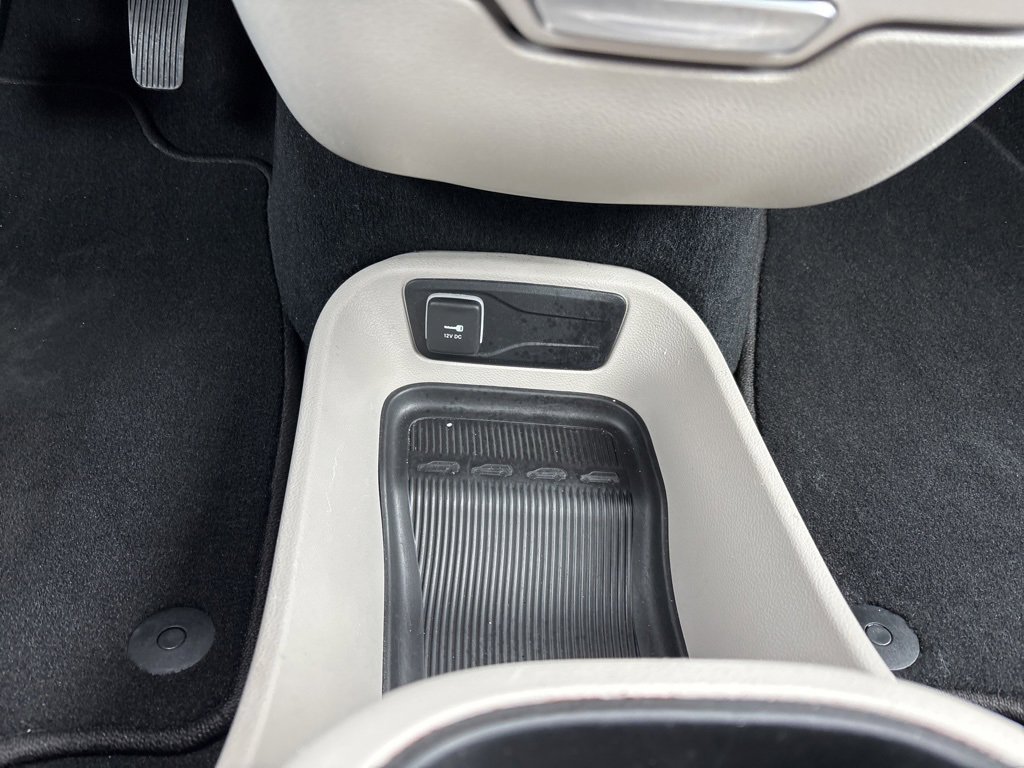 Used 2024 Chrysler Pacifica Touring-L image 33