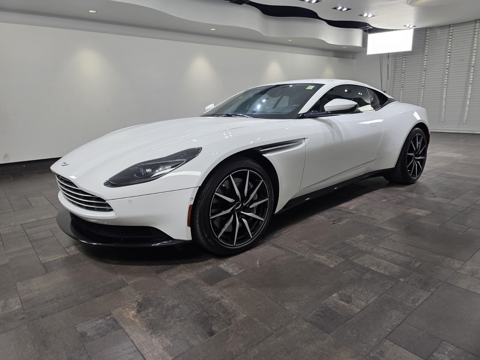 Used 2023 Aston Martin DB11 Coupe RWD image 25