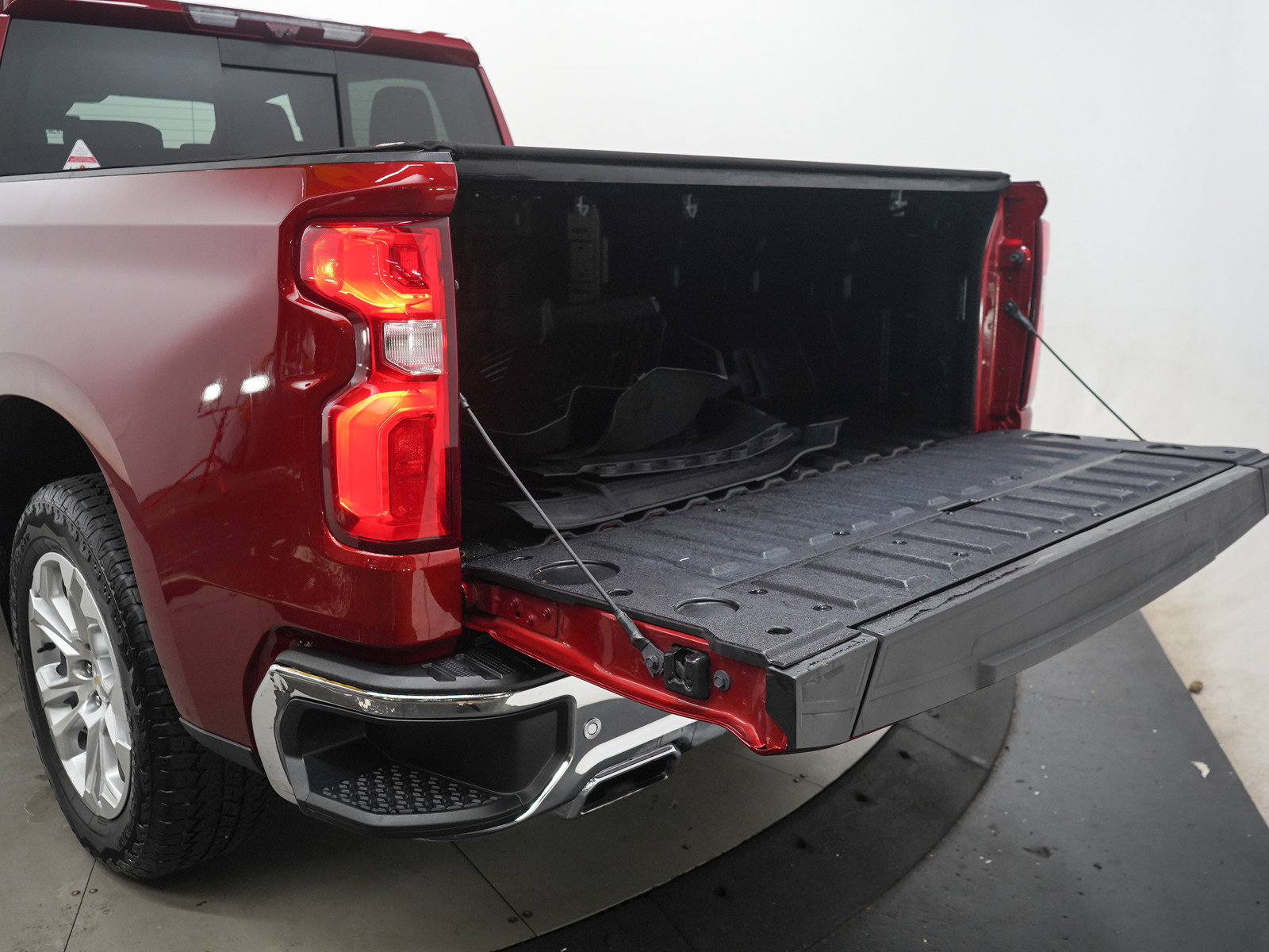 Used 2024 Chevrolet Silverado 1500 LTZ AWD/4WD image 9