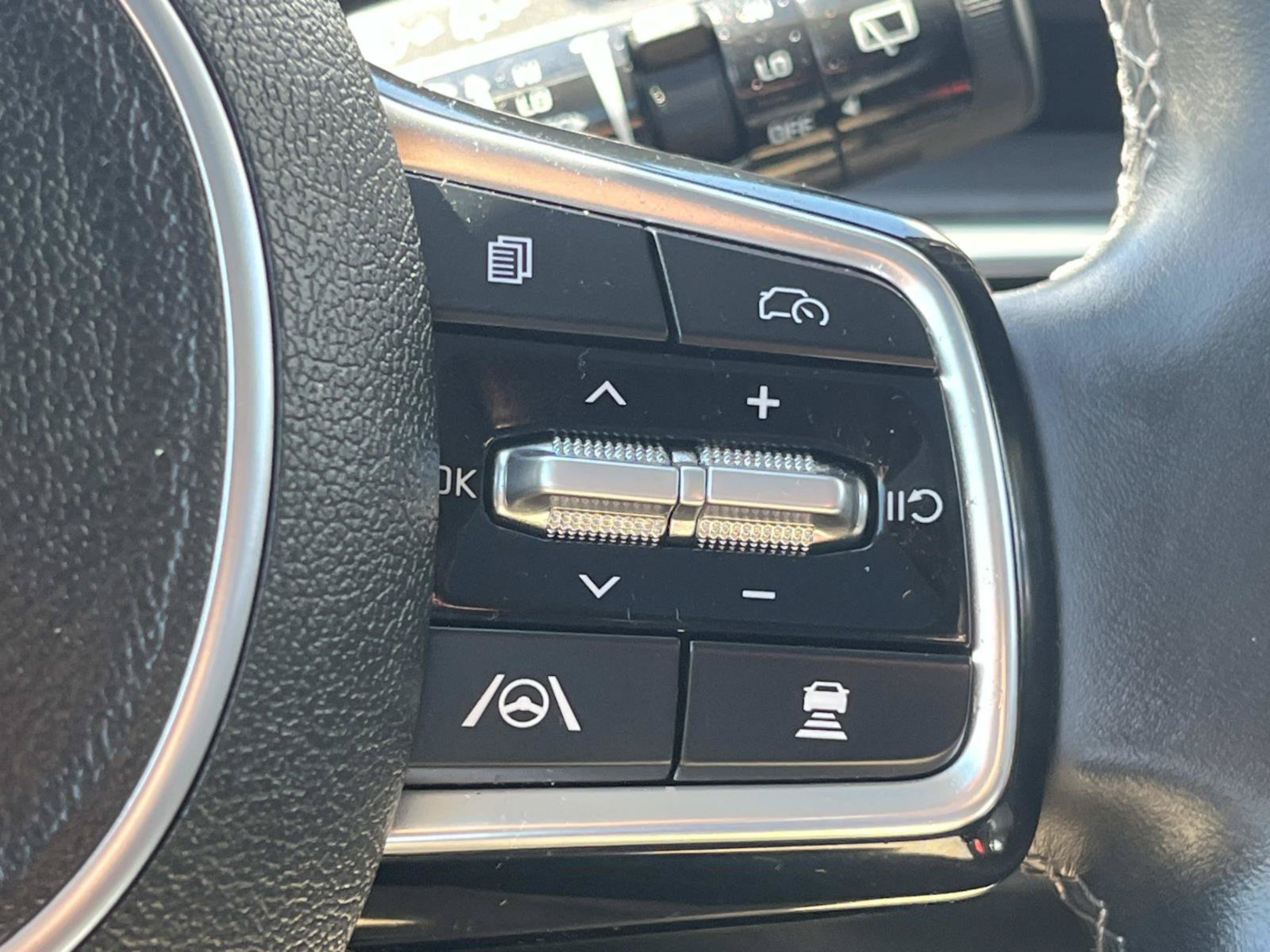 Used 2025 Kia Sorento SX AWD/4WD image 37