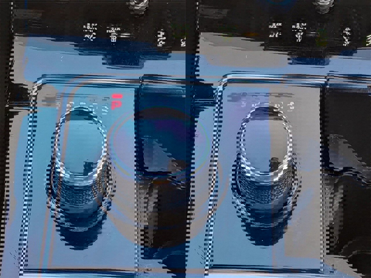 Used 2018 Land Rover Range Rover Velar R-Dynamic SE image 24