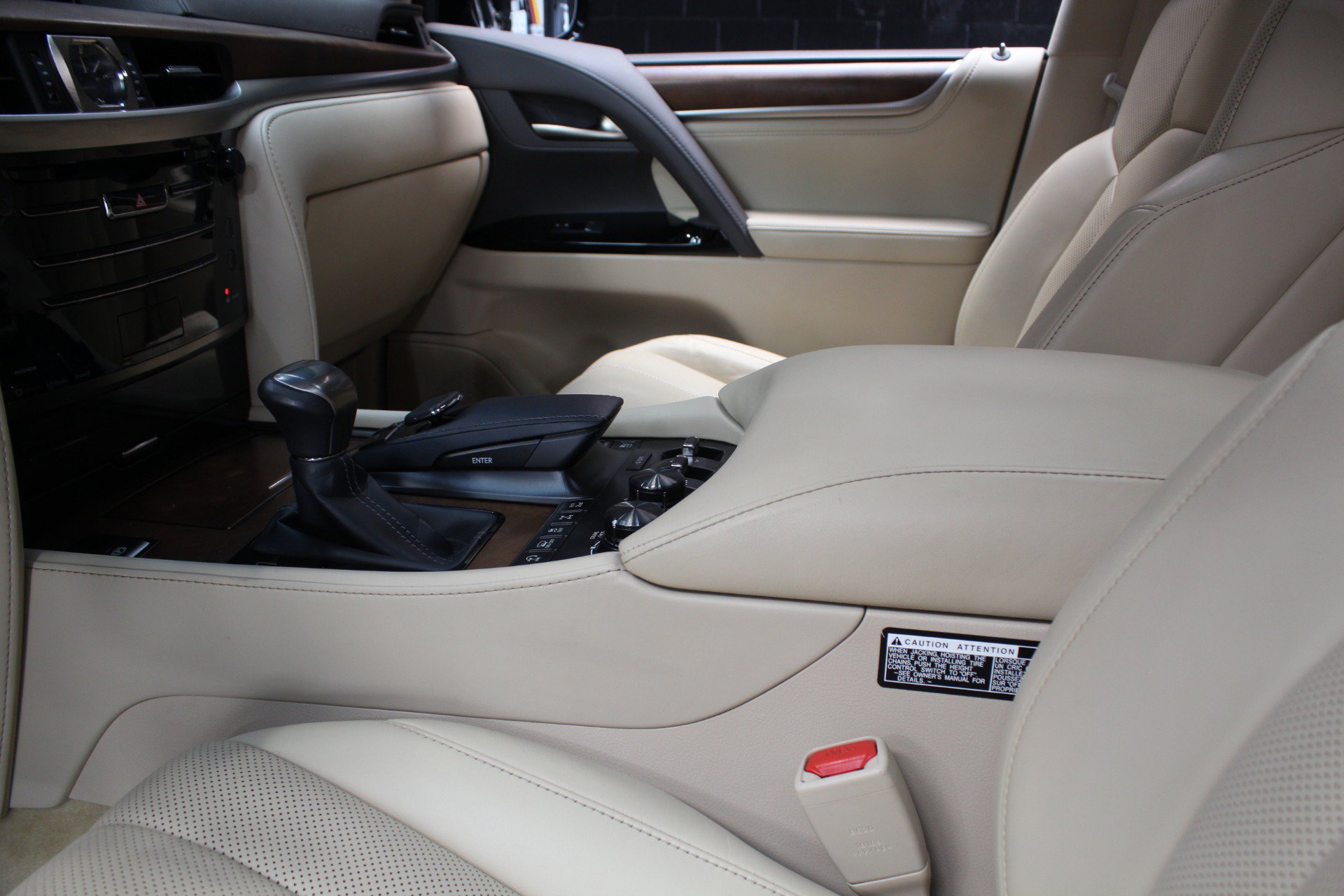 Used 2021 Lexus LX 570 4WD w/ Luxury Package image 35