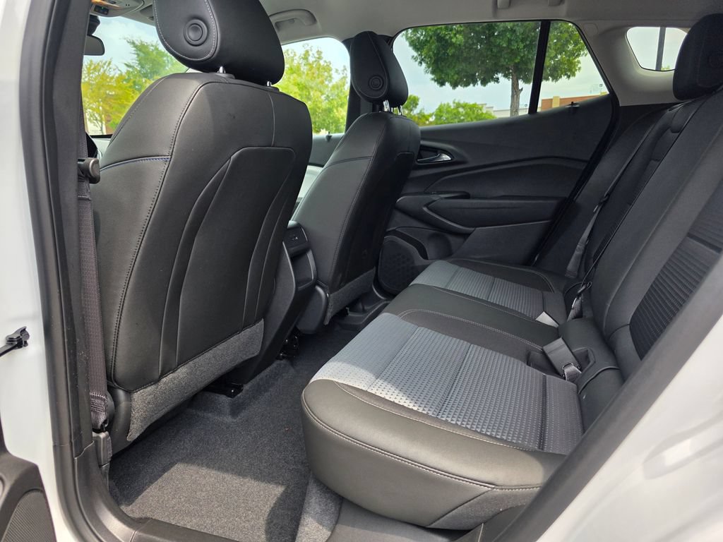 Used 2025 Chevrolet Trax LT FWD image 27