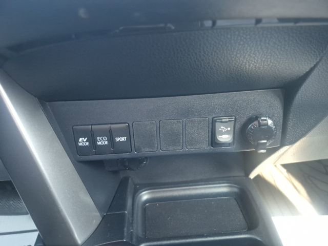 Used 2018 Toyota RAV4 LE image 25