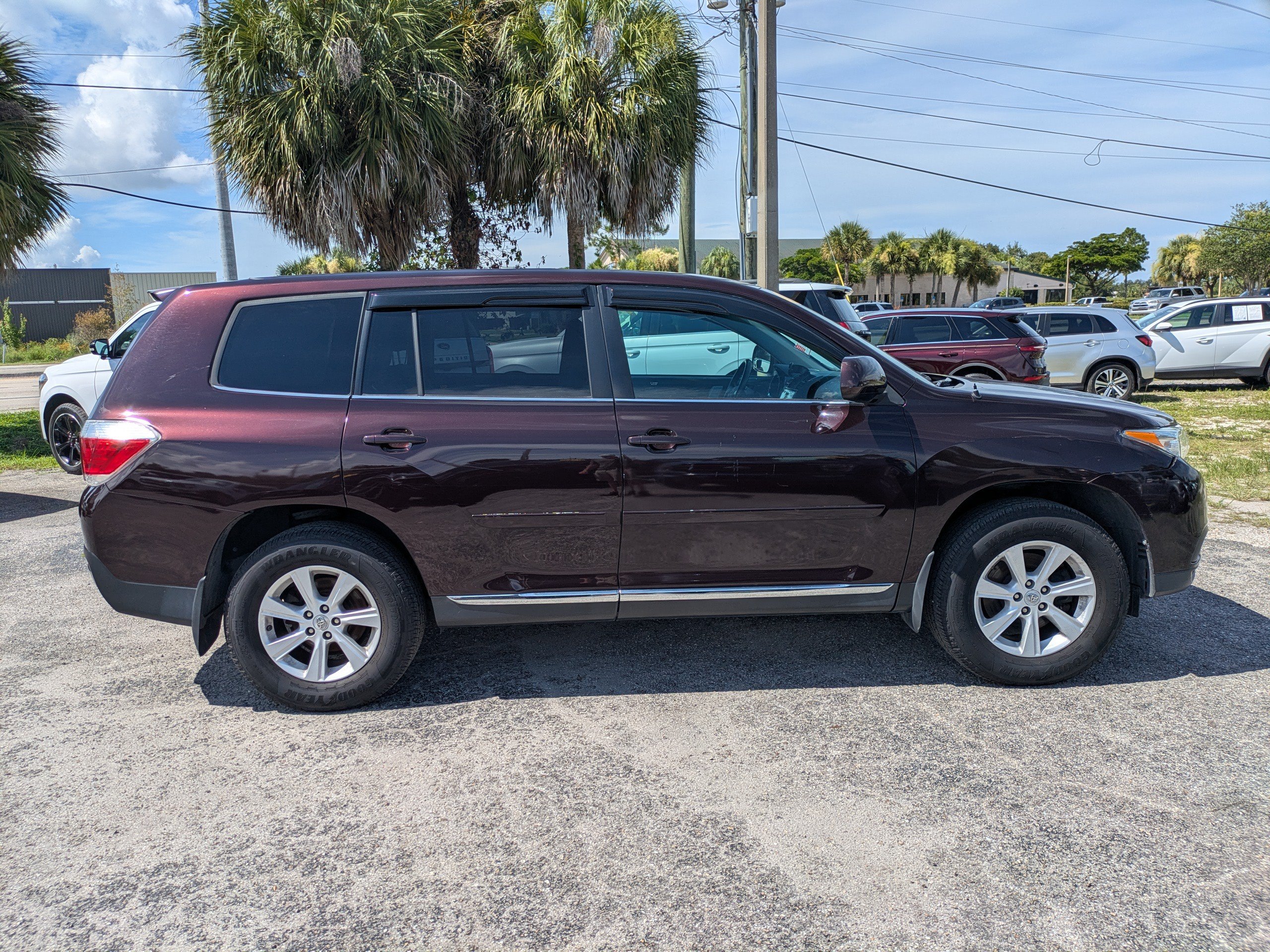 Used 2012 Toyota Highlander FWD w/ Cold Weather Pkg image 3