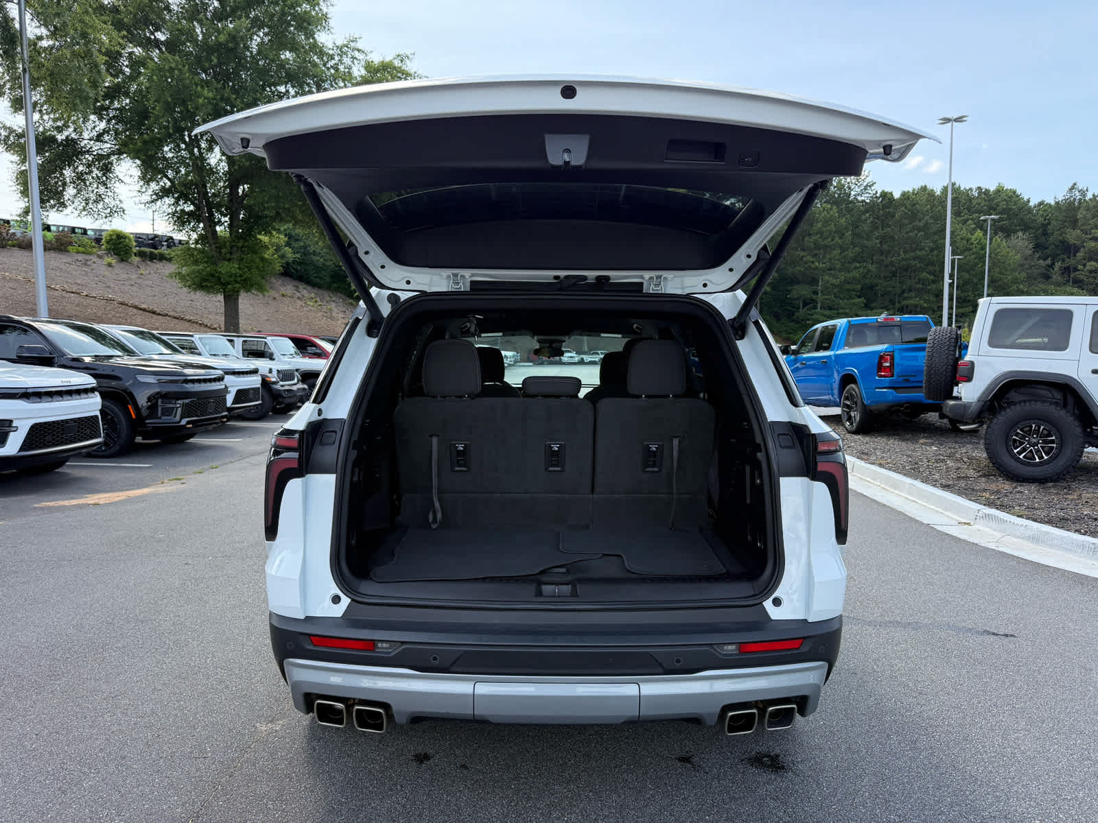 Used 2024 Chevrolet Traverse LT FWD image 30