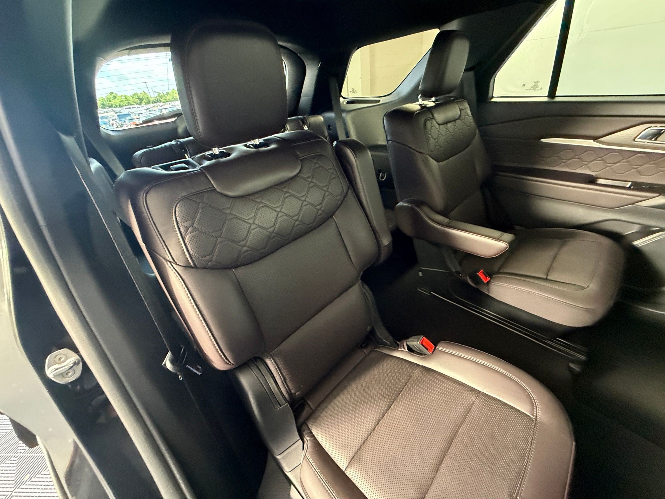 Used 2025 Ford Explorer Platinum w/ LUX Leather Package AWD/4WD image 34