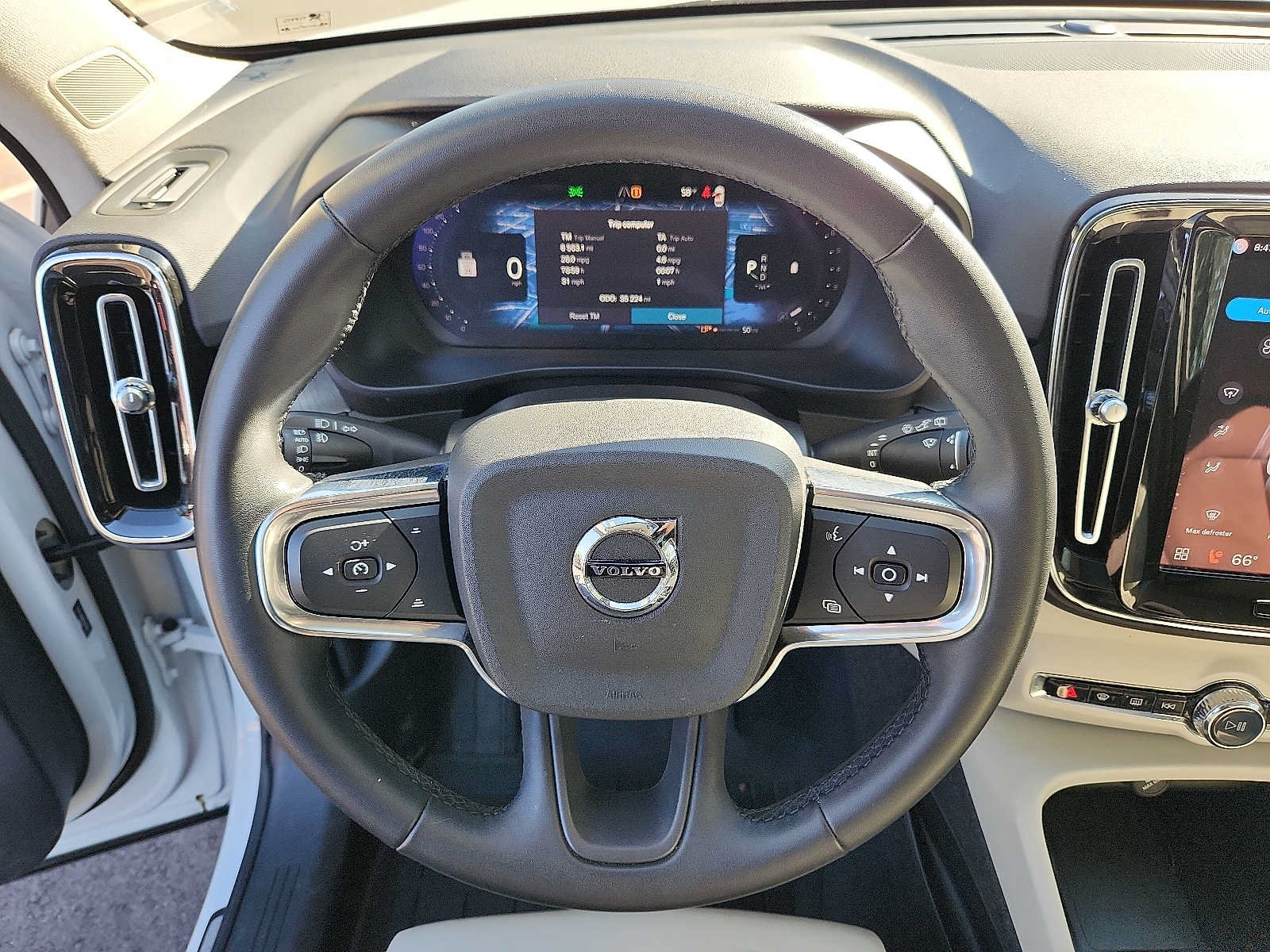 Certified 2023 Volvo XC40 B5 Plus w/ Driver Assist Package AWD/4WD image 19