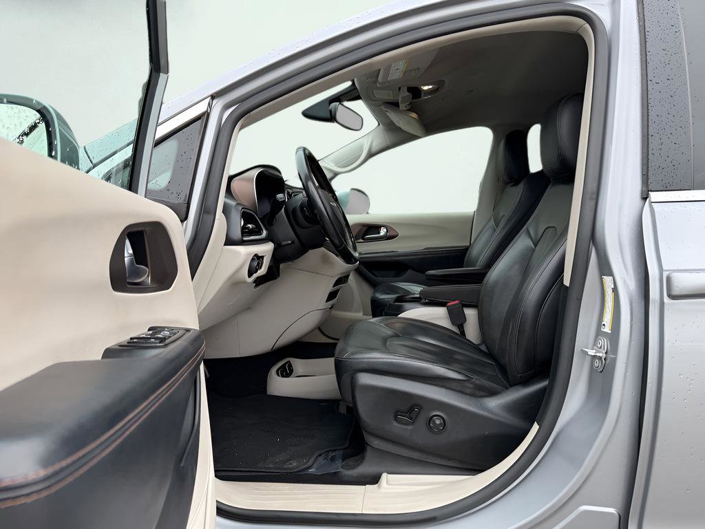 Used 2019 Chrysler Pacifica Touring-L FWD image 17
