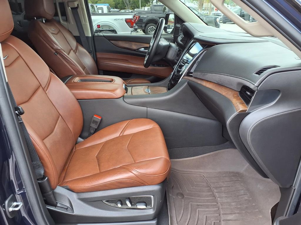 Used 2020 Cadillac Escalade Premium Luxury AWD/4WD image 12