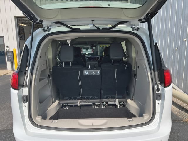 Used 2020 Chrysler Pacifica Touring-L Plus w/ Advanced Safetytec Group FWD image 10